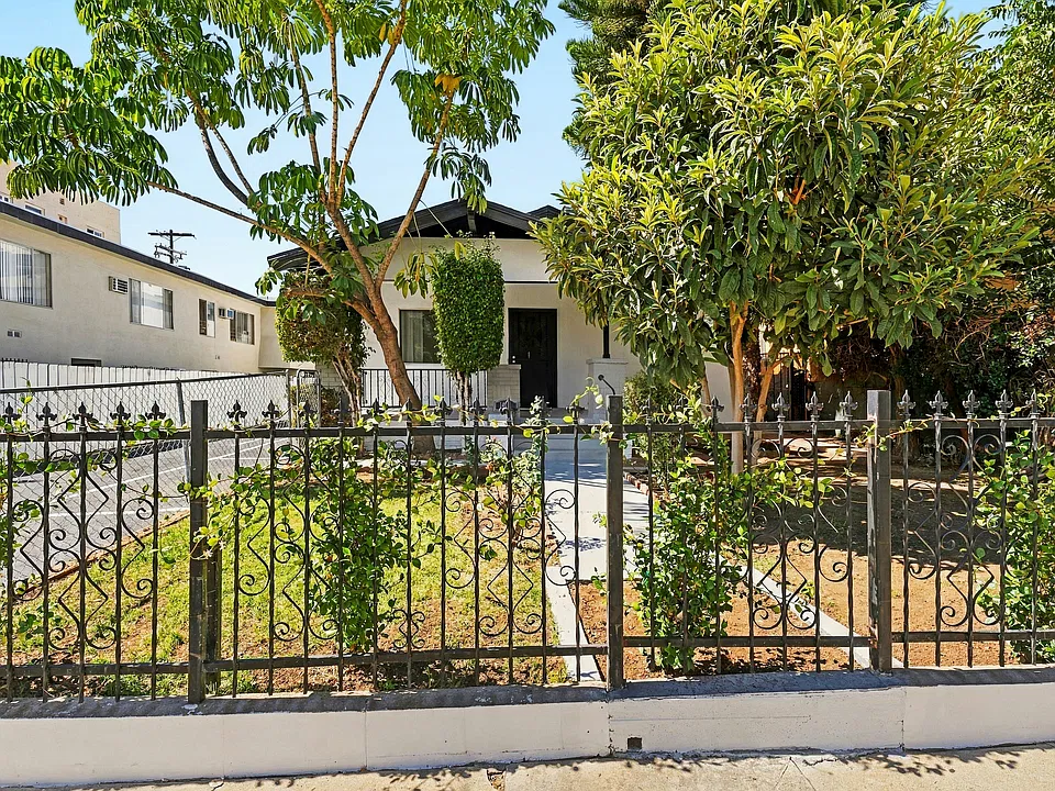 1429 N Bronson Ave