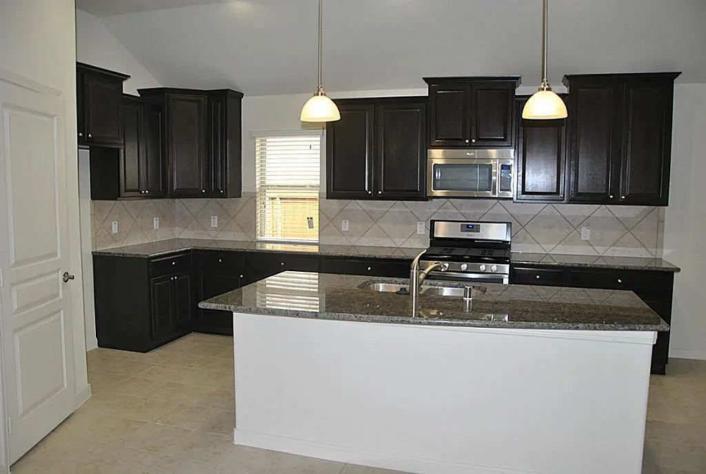 3 bed, 2.0 bath, 2212 sqft, $2,400 — Photo 3