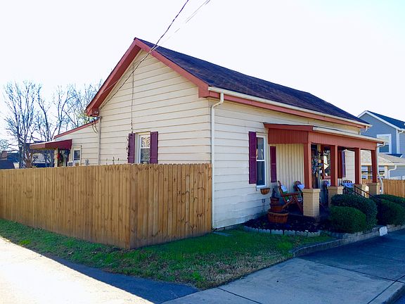 Left from view fenced yard