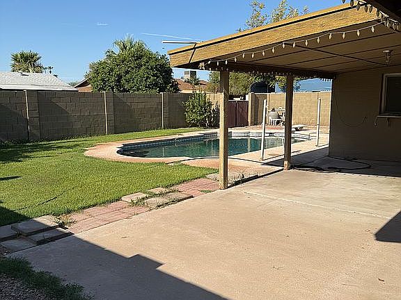 3rd image of 1607 E La Donna Ln
