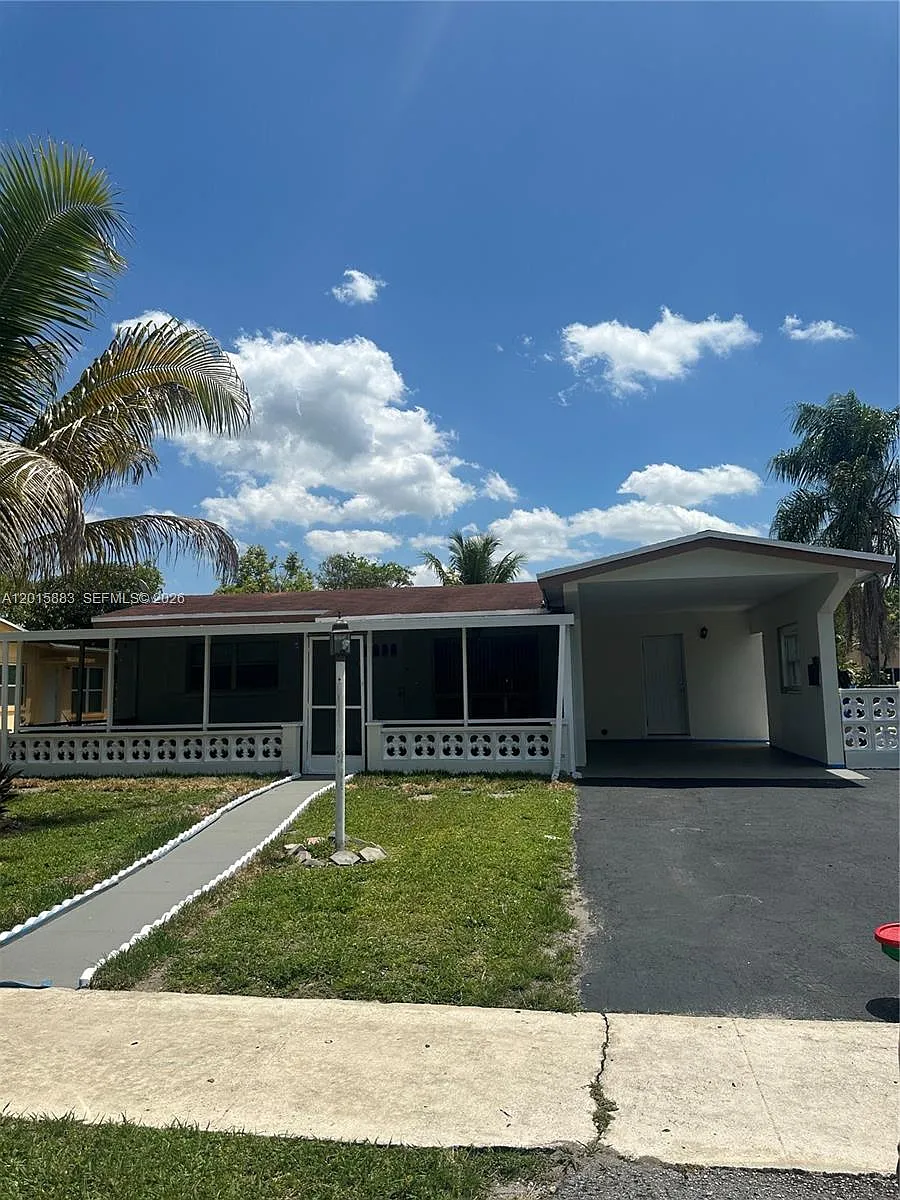 Photo 2 of 18 - 4616 NW 39th St - Lauderdale Lakes, FL Building Photo - 4616 NW 39th St