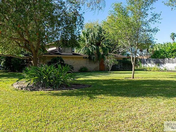 5th image of 701 Palm Valley Dr E
