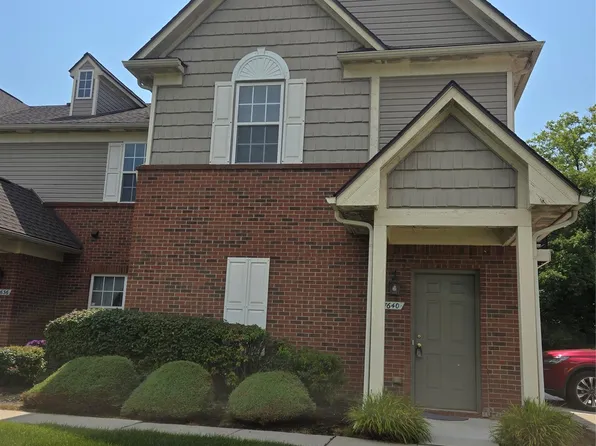 27640 Hidden Oaks Dr, Brownstown, MI 48183