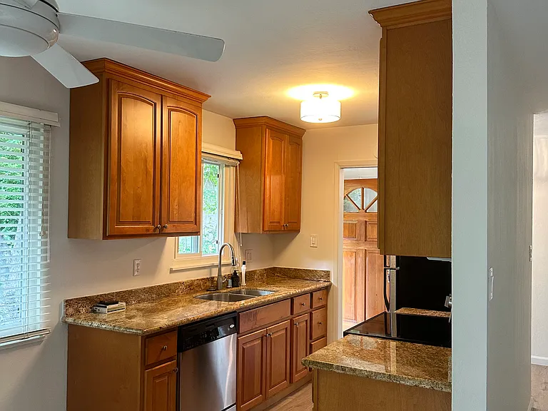 16 Thomas Ct #16 — Photo 4