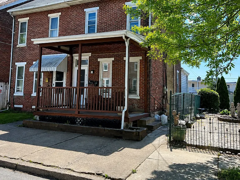 940 Queen St — Photo 2