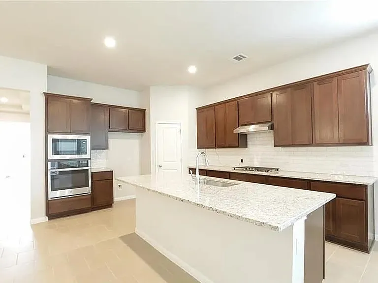 135 Horseshoe Cv — Photo 1