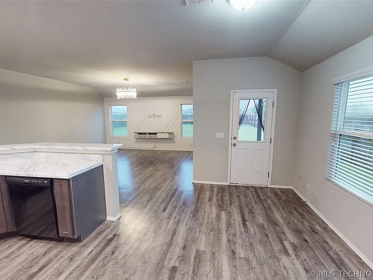 1240 E Richmond St — Photo 6