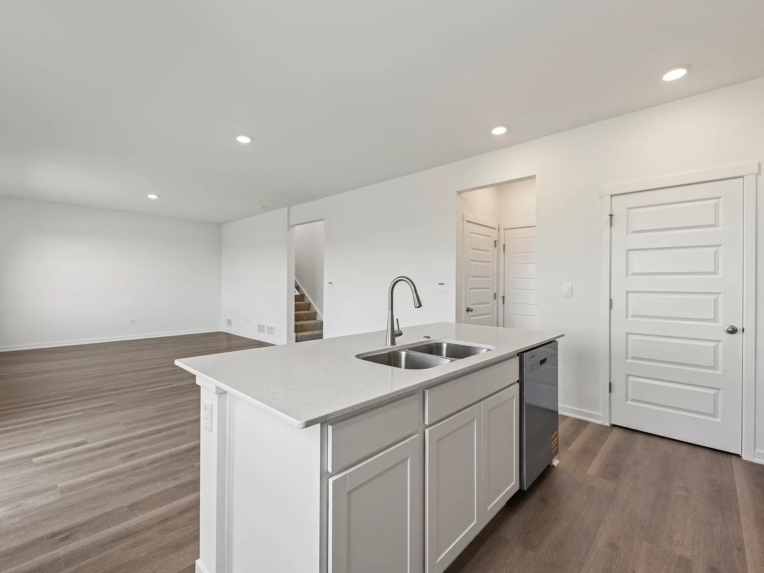 4 bed, 2.5 bath, 2051 sqft, $3,650 — Photo 2
