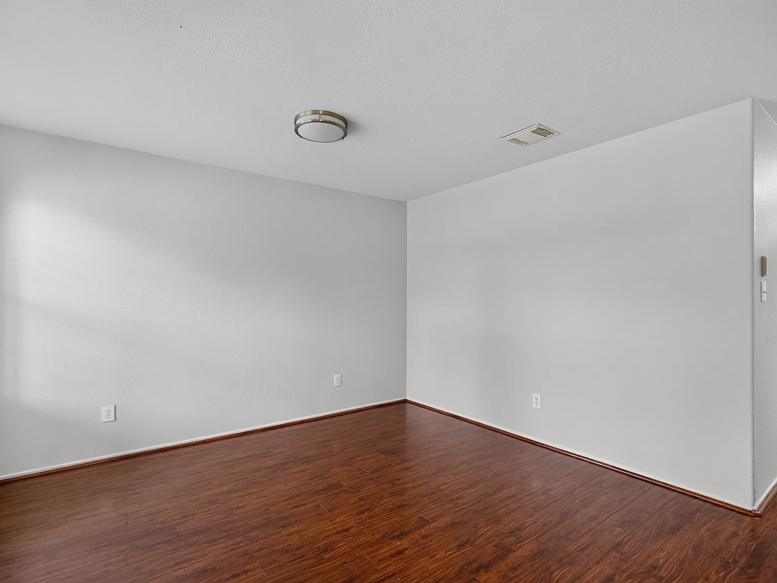4 bed, 2.5 bath, 2260 sqft, $2,500 — Photo 3