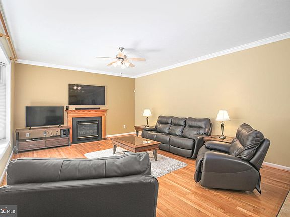 5th image of 2620 Schumann St