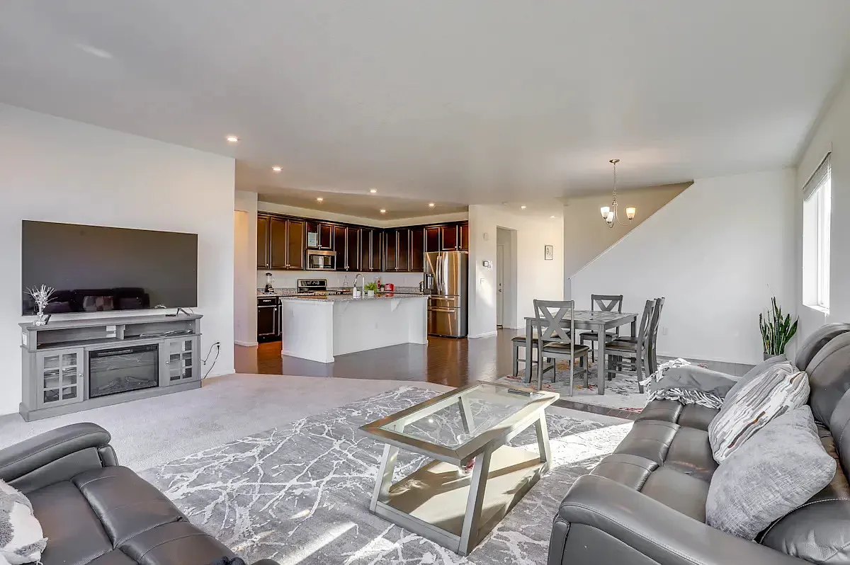 5 bed, 4315 sqft, $4,500 — Photo 2