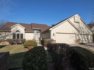 37664 N Laurel Park Dr, Livonia, MI