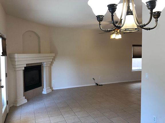 4th image of 561 Green Village Ct