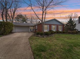5643 Park Ridge Dr, North Olmsted, OH
