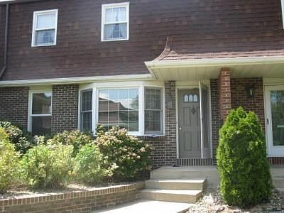 1st image of 2572 Stratford Dr