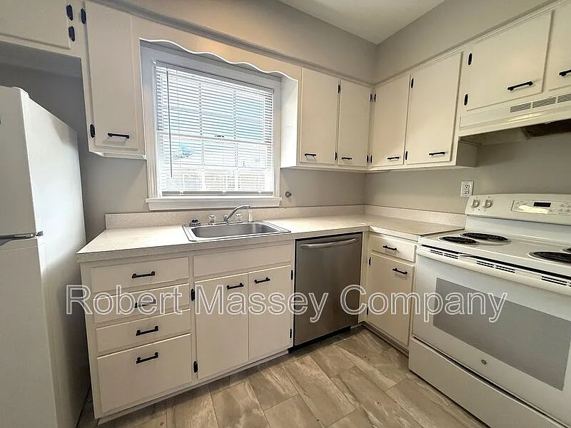 2 bed, 1.0 bath, 865 sqft, $1,125 — Photo 2