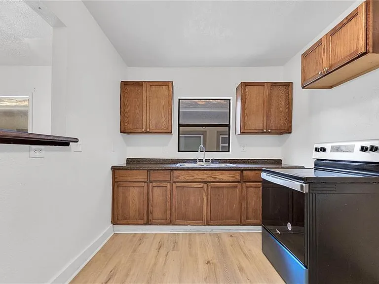 1029 Colyer St — Photo 7