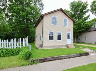 715 Nachusa Ave, Dixon, IL 61021