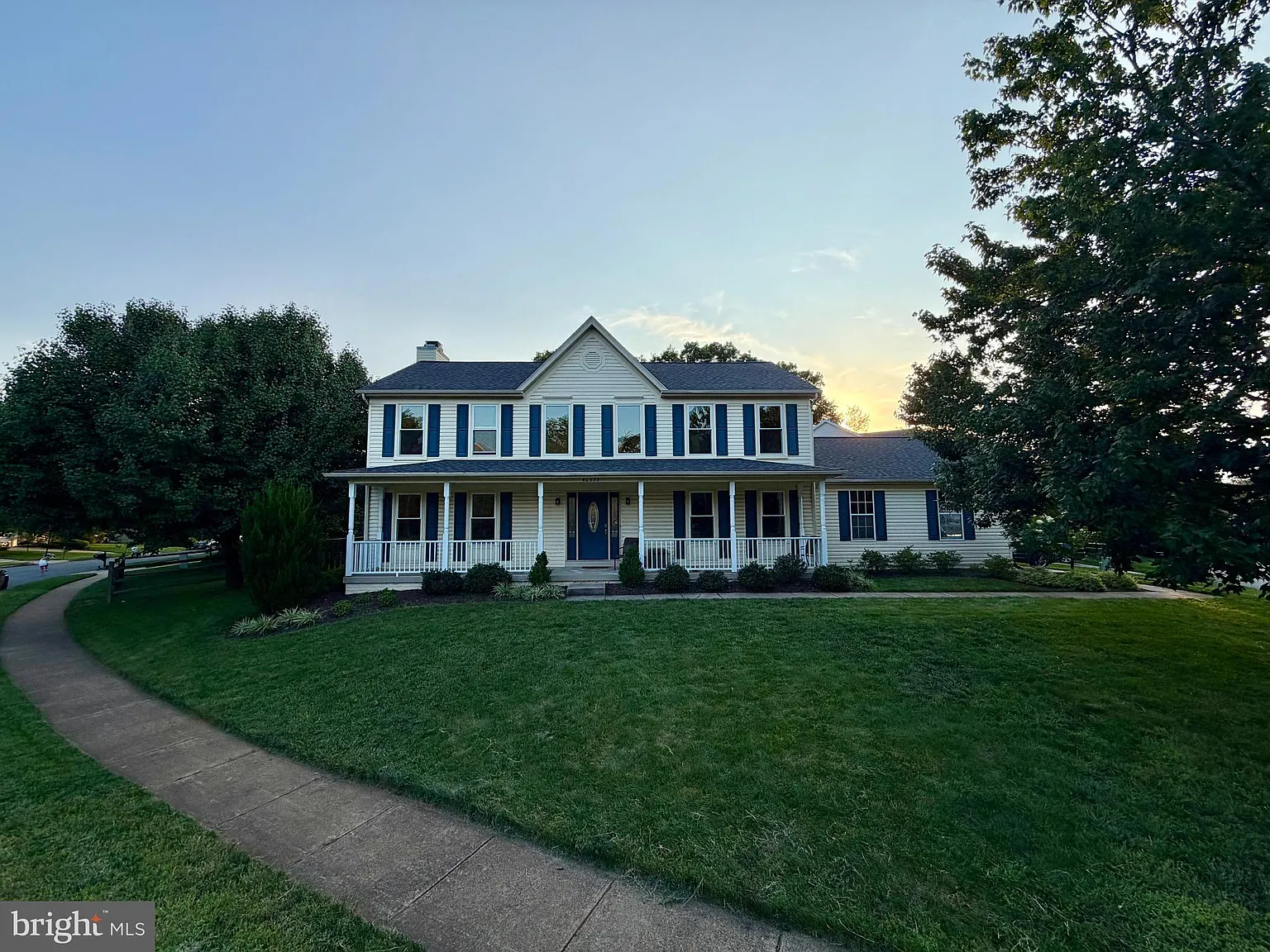 5 bed, 3.5 bath, 3255 sqft, $4,500 — Photo 2