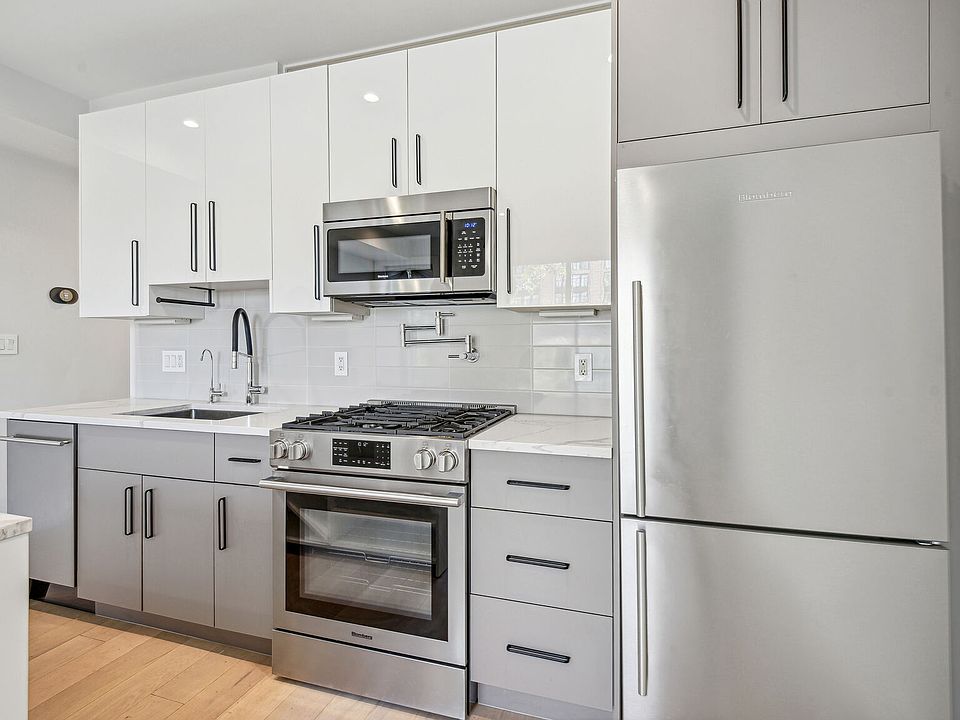 Full-size stainless steel appliances