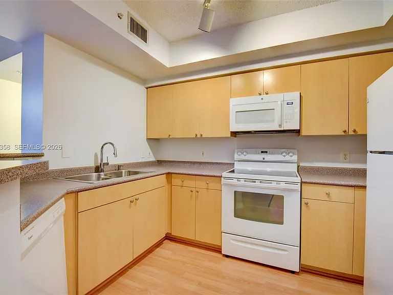 1919 Van Buren St #311A — Photo 4