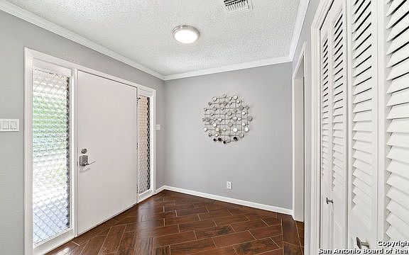 3rd image of 1011 E Broadview Dr