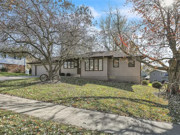 311 Pine Dr, Pella, IA 50219