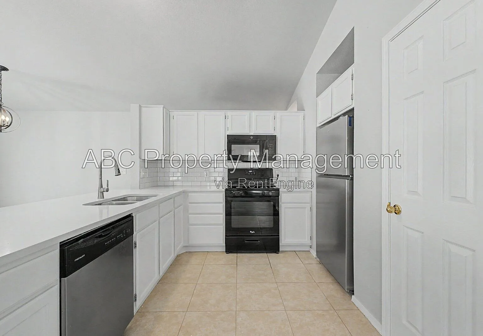 4 bed, 2.0 bath, 1937 sqft, $2,200 — Photo 3