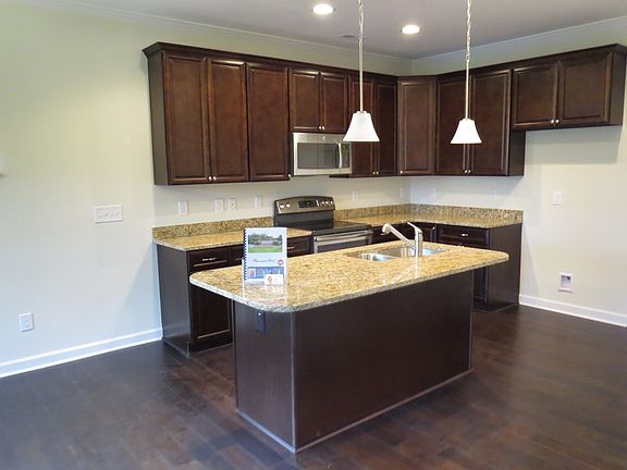 4th image of 105 Rolling Meadow Ln