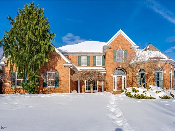 8366 Greenock Dr NW, North Canton, OH 44720