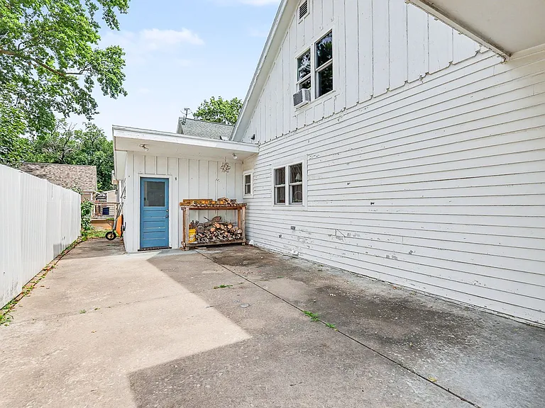 1203 Main St — Photo 5