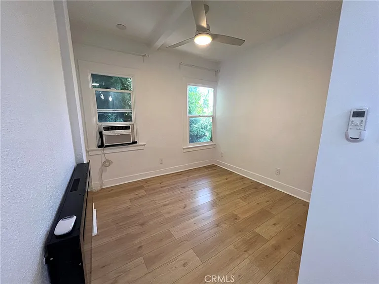 1557 W 36th Pl — Photo 14