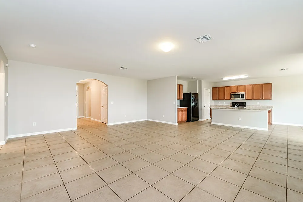4 bed, 2.0 bath, 2319 sqft, $2,670 — Photo 4