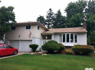 25 East Dr, Woodbury, NY 11797