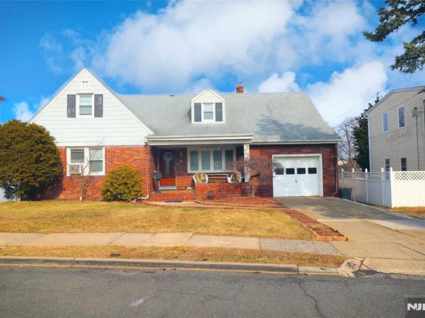 14 Leonhardt Dr, Saddle Brook, NJ 07663