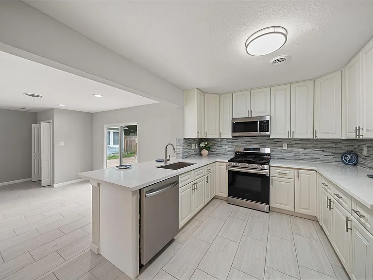 5755 Belvedere St — Photo 10