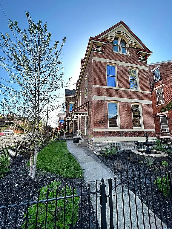 838 Park Ave photo 1