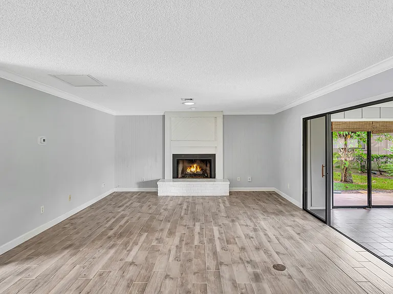 121 Prestwick Cir — Photo 12
