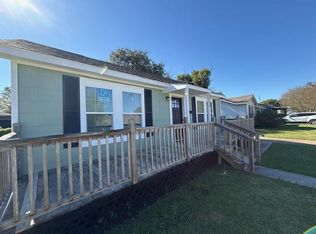 3125 South Dr, Groves, TX 77619