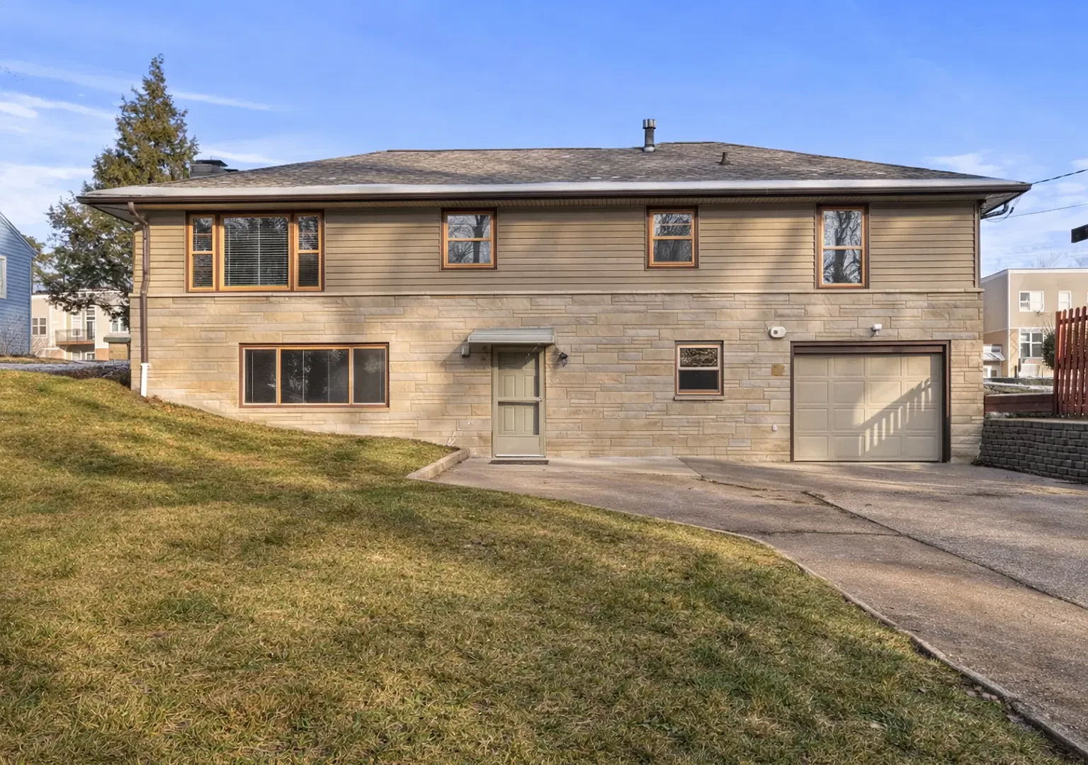Beautiful 3 bedroom house on Bloomington's Eastside- Available August 2027! — Photo 2