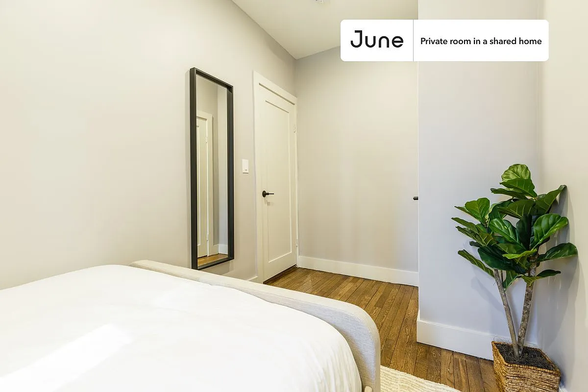 Full bedroom in 4 bed/2 bath home in Morningside Heights #324 D — Photo 2