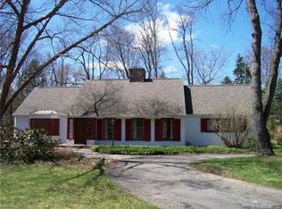 6180 W Surrey Rd, Bloomfield Hills, MI 48301