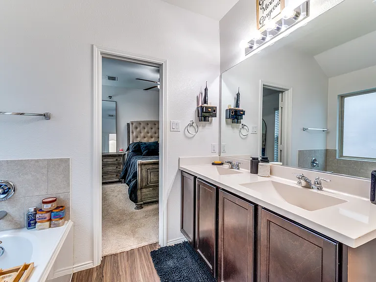2445 Larimar Dr — Photo 17