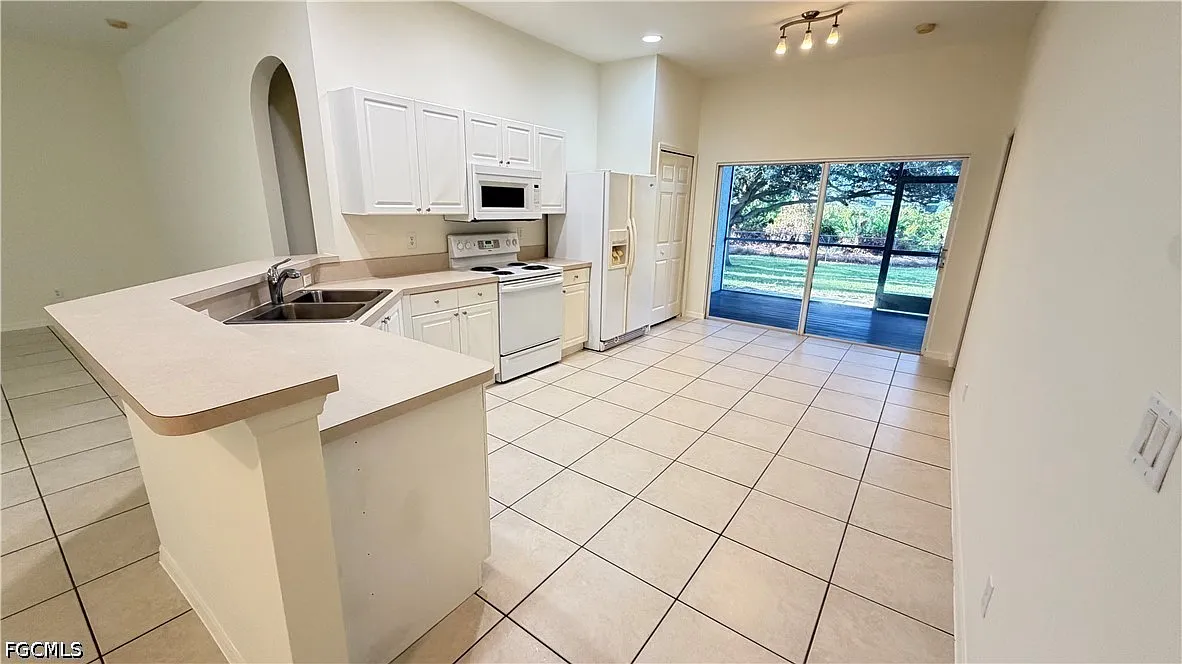 3 bed, 2.0 bath, 1379 sqft, $1,650 — Photo 3