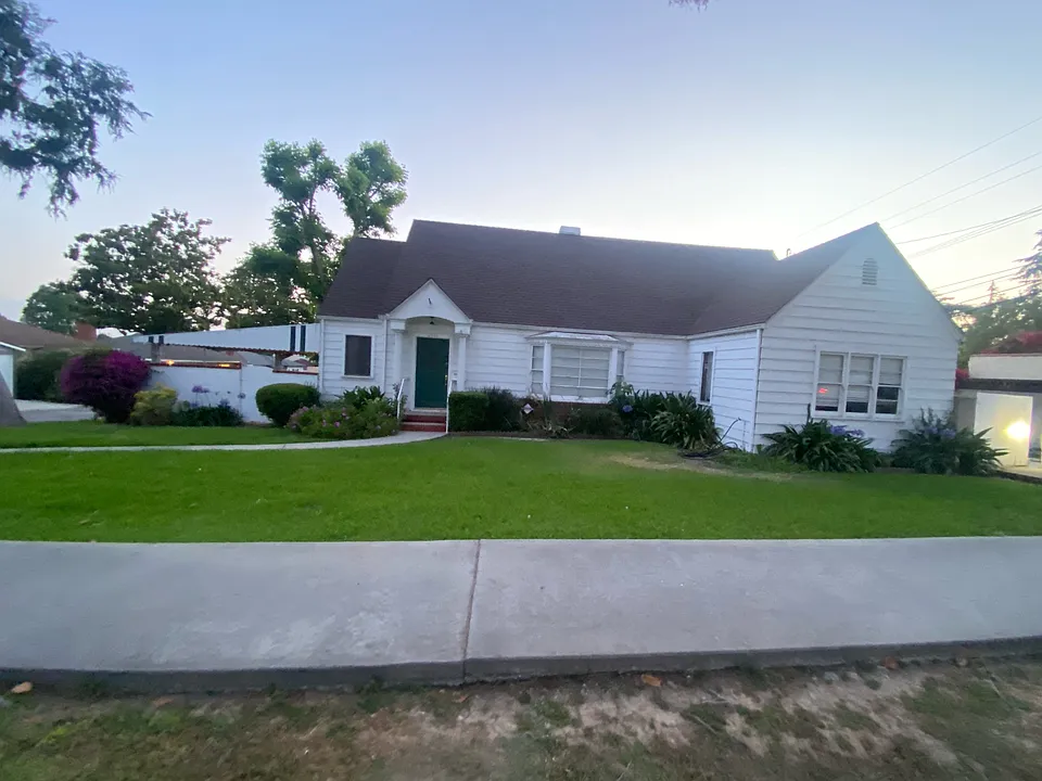 5571 Palm Ave