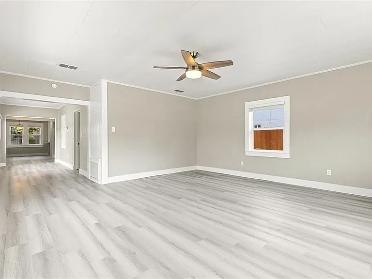 2704 E Jefferson St — Photo 11
