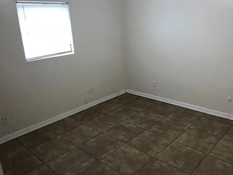 1516 Kent Ave — Photo 5
