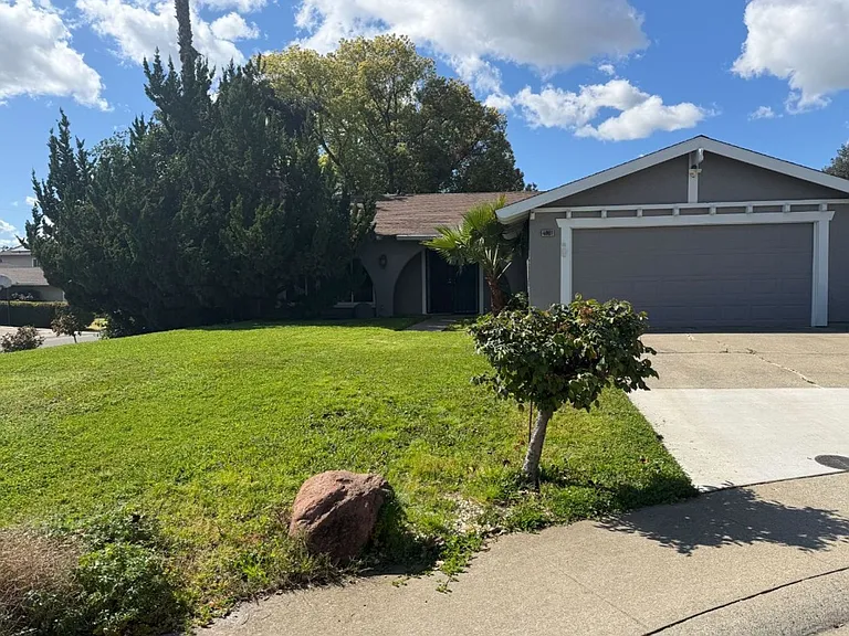 4901 Autumntree Ct — Photo 1