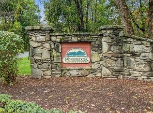 247 Pinebrook Dr, Hyde Park, NY 12538