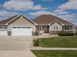 4202 Wild Horse Dr, Cedar Falls, IA 50613